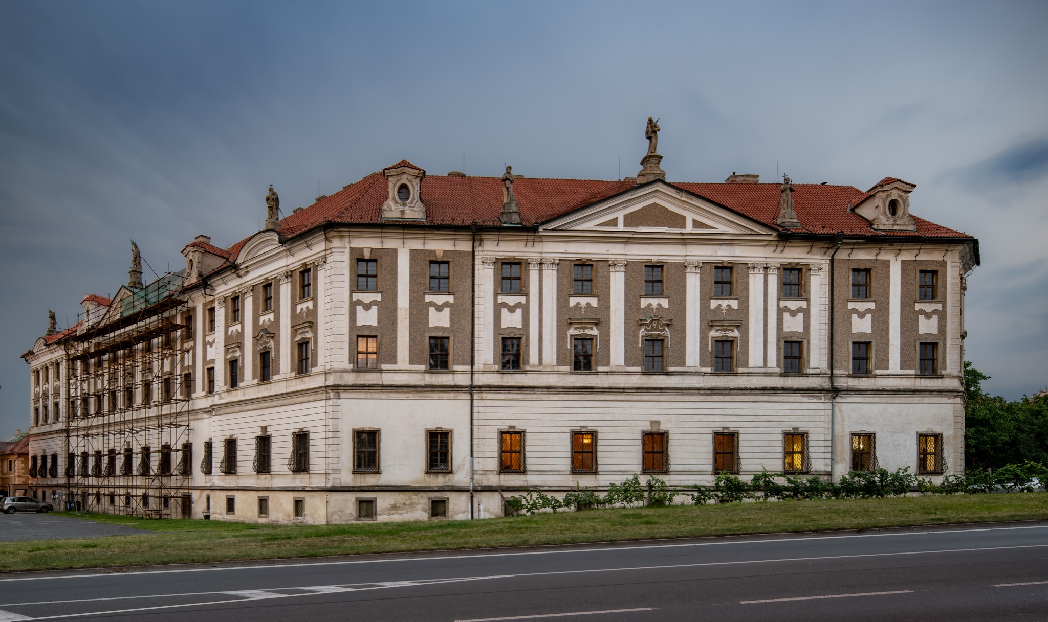 Logo klášterní kostel Nejsvětějšího Srdce Ježíšova (v klášteře sester voršilek)